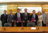 Dr. Harris Pastides (fourth from left), President of the University of South Carolina, and Prof. Joseph Sung (third from left), Vice-Chancellor, signed a student exchange agreement between the University of South Carolina Darla Moore School of Business and CUHK Business School on 12 September 2012. A 3-member delegation led by Dr. Pastides also met with Prof. Jack Cheng (far right), Pro-Vice-Chancellor and other CUHK representatives.